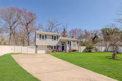 103 Glenwood Ln, Port Jefferson, NY 11777