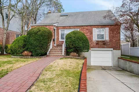17 Firethorne Ln, Valley Stream, NY 11581