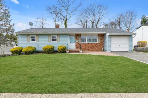 46 West Dr, Kings Park, NY 11754