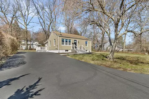 29 N Park Ave, Clarkstown, NY 10954