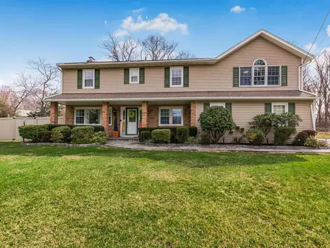 4 Leaf Ct, Mahopac, NY 10541