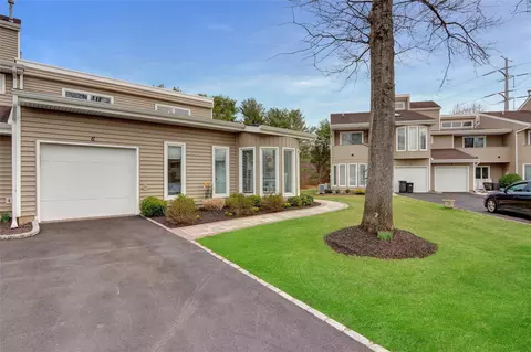 6 Kristin Ln, Hauppauge, NY 11788