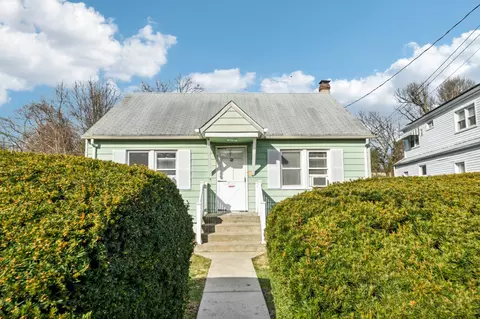 72 Singworth St, Oyster Bay, NY 11771