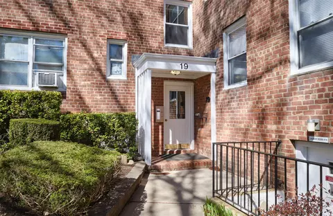 19 Edwards St #2F, North Hempstead, NY 11577
