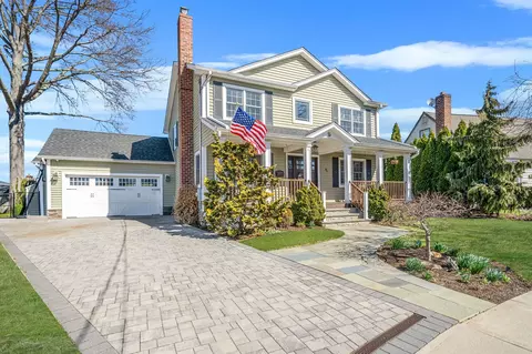 15 Foxcroft Rd, North Hempstead, NY 11507