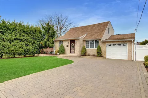 17 Fairview Rd W, Massapequa, NY 11758