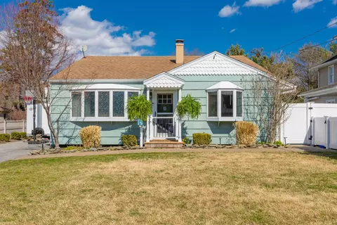 33 Community Rd, Bay Shore, NY 11706