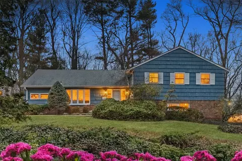 83 Fernwood Ln, North Hempstead, NY 11576