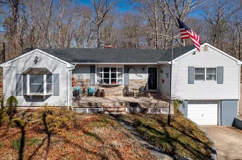 41 Deer Leap Rd, Ridge, NY 11961