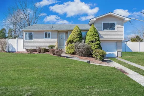 19 Meehan Ln, Coram, NY 11727