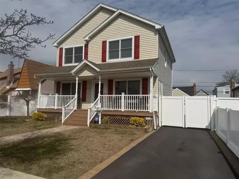 210 Deauville Pkwy, Lindenhurst, NY 11757