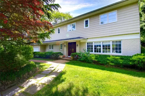 65 Elm Dr, North Hempstead, NY 11576