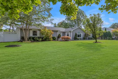 5 Crawford Dr, Dix Hills, NY 11746