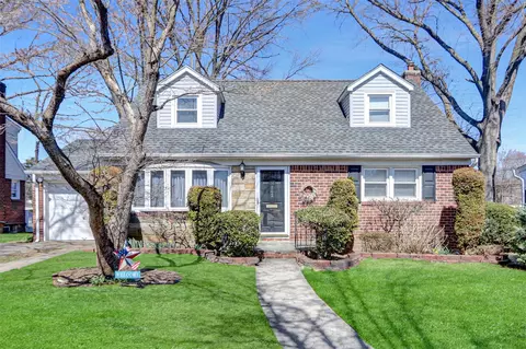 142 Aster Dr, North Hempstead, NY 11040