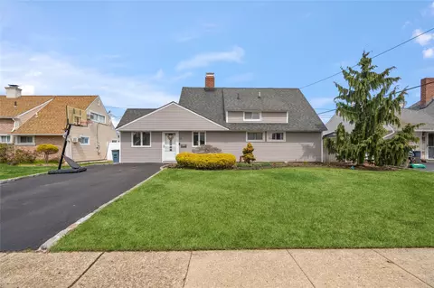 15 Wisteria Ln, Wantagh, NY 11793