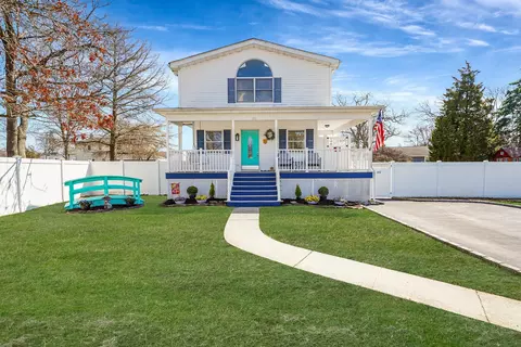 373 Nevada St, Lindenhurst, NY 11757