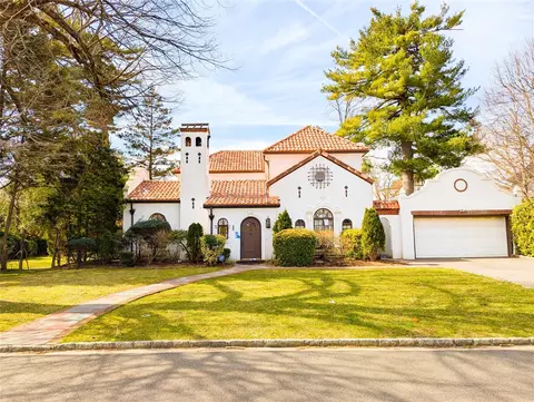 16 Stuart St, North Hempstead, NY 11023