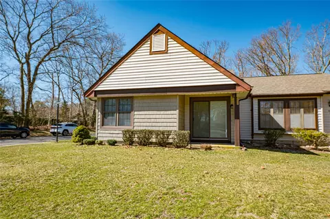 425 Bridgewater Dr # A, Ridge, NY 11961