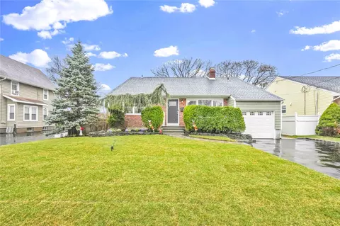 98 Woods Ave, Rockville Centre, NY 11570