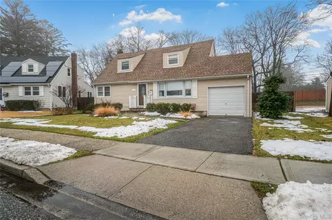 104 Radcliff Dr, East Norwich, NY 11732