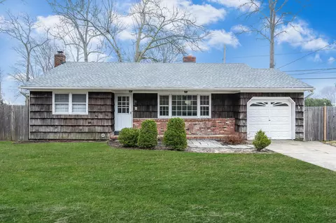 20 Oceanview Ave, Oakdale, NY 11769