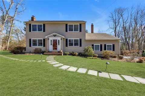 18 Mill Pond Ln, Centerport, NY 11721