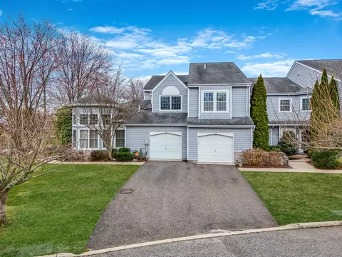 158 Lakebridge Dr N, Kings Park, NY 11754