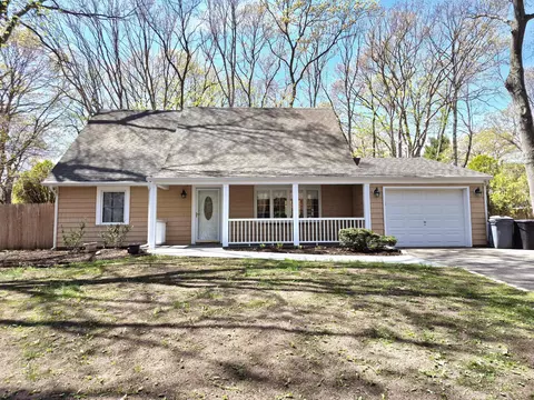 88 Sycamore Cir, Stony Brook, NY 11790