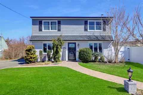 7 Birch Ct E, Farmingdale, NY 11735
