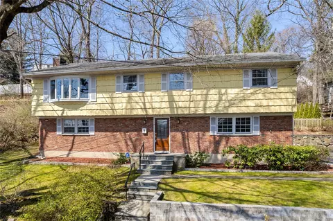 15 Paradise Dr, Greenburgh, NY 10583