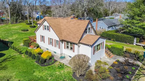 675 N Oakwood Rd, Laurel, NY 11948