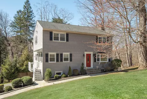 8 Elizabeth St, New Castle, NY 10514