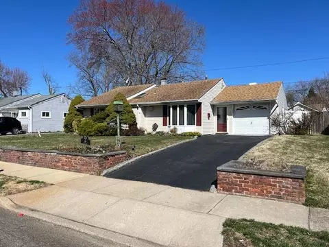 13 Ronan Rd, Glen Cove, NY 11542