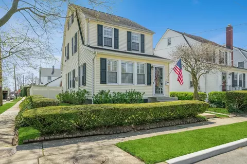 92 Cornell St, North Hempstead, NY 11596