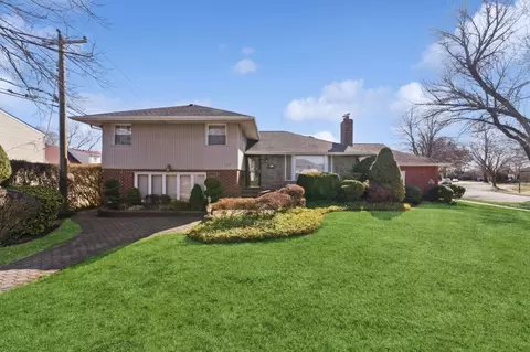 105 Kate Dr, North Hempstead, NY 11040