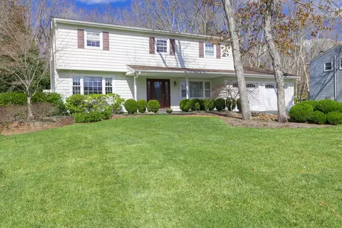 155 Plymouth Blvd, Smithtown, NY 11787
