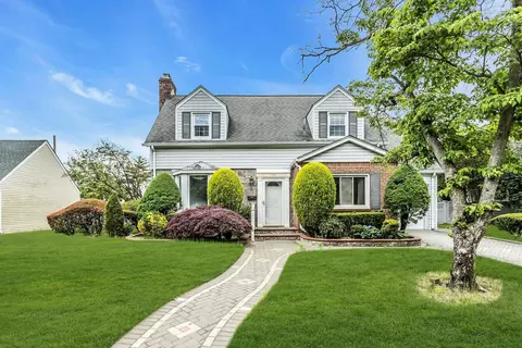 319 Maryland Ave, Freeport, NY 11520