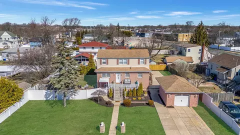9 Paine St, Lindenhurst, NY 11757