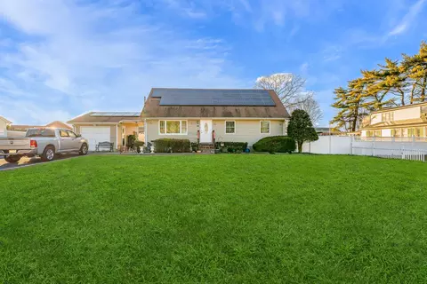 84 1st St, Brentwood, NY 11717