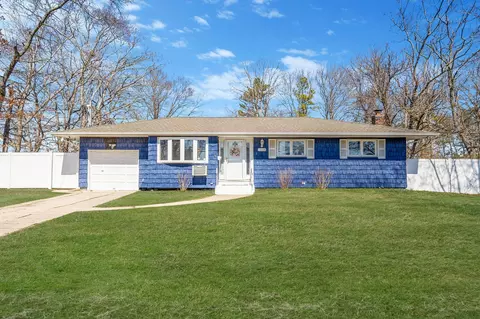 125 Mockingbird Ln, Brentwood, NY 11717