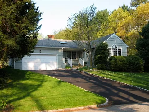 27 Coot Rd, Locust Valley, NY 11560