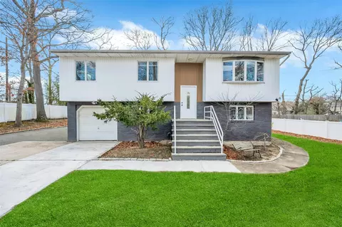 24 1st Ct, Ronkonkoma, NY 11779