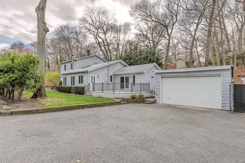 144 Hallock Landing Rd, Rocky Point, NY 11778
