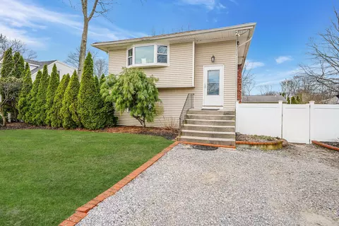 272 Floyd Rd, Shirley, NY 11967