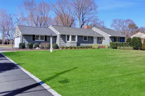 4 Linda Ln, Setauket, NY 11733