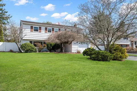 11 Crabapple Ln, Commack, NY 11725