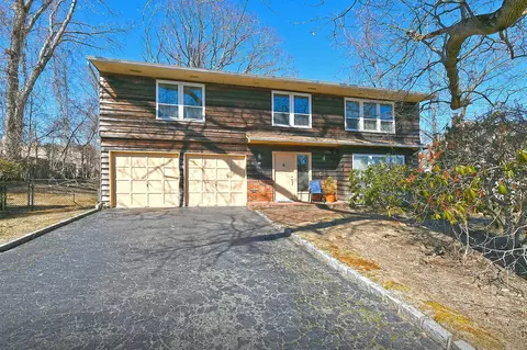 46 Apple Tree Dr, Hauppauge, NY 11788