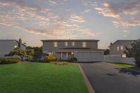 11 Mariners Cir, West Islip, NY 11795