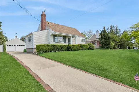 10 Frankel Rd, Massapequa, NY 11758