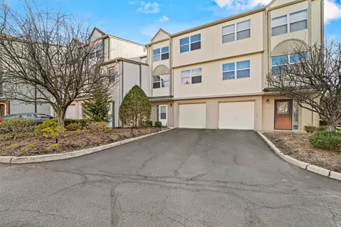 13 Wyndham Ct, Clarkstown, NY 10954